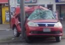 Mendoza y Magallanes: un auto terminó incrustado en columna de alumbrado